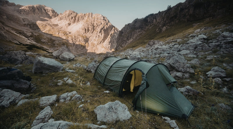 Tente tunnel avec auvent dans les montages rocheuses