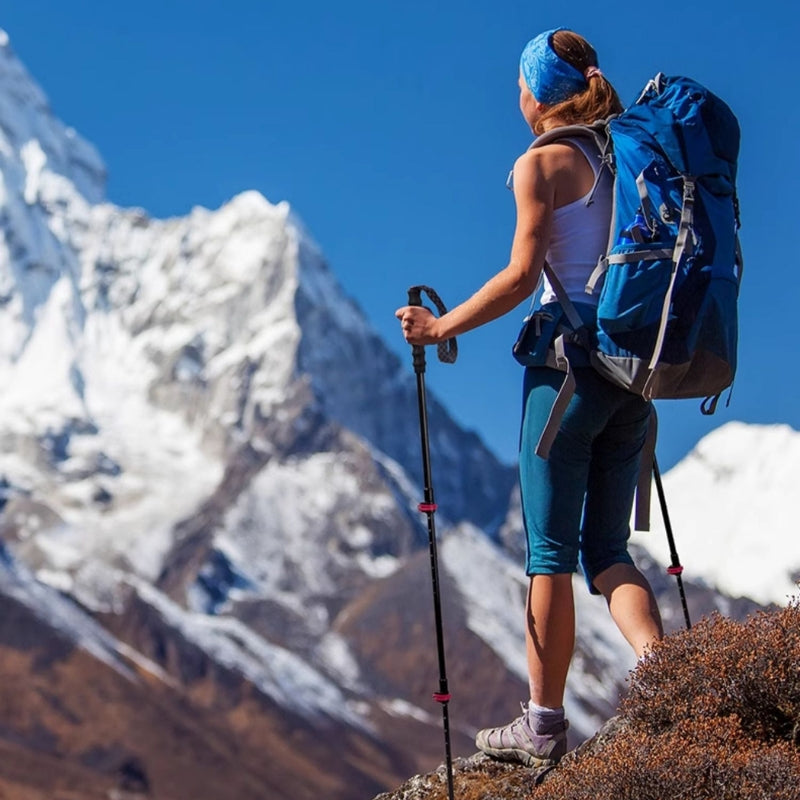 Femme en randonnée au sommet d'une montagne