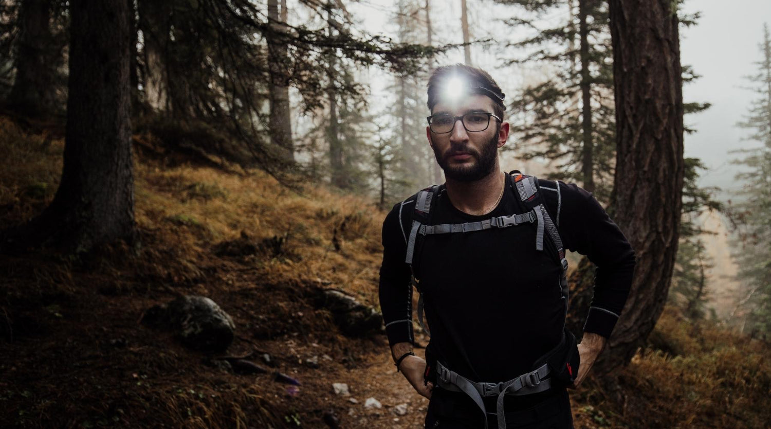 Randonnée en forêt à la lampe frontale