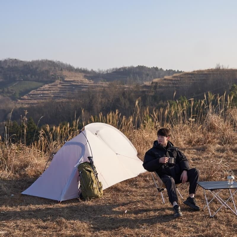 Tente ultra légère 1 place - EXO UL 1 de Mobi Garden au sommet d'une montagne - Tente tunnel 1 place blanche