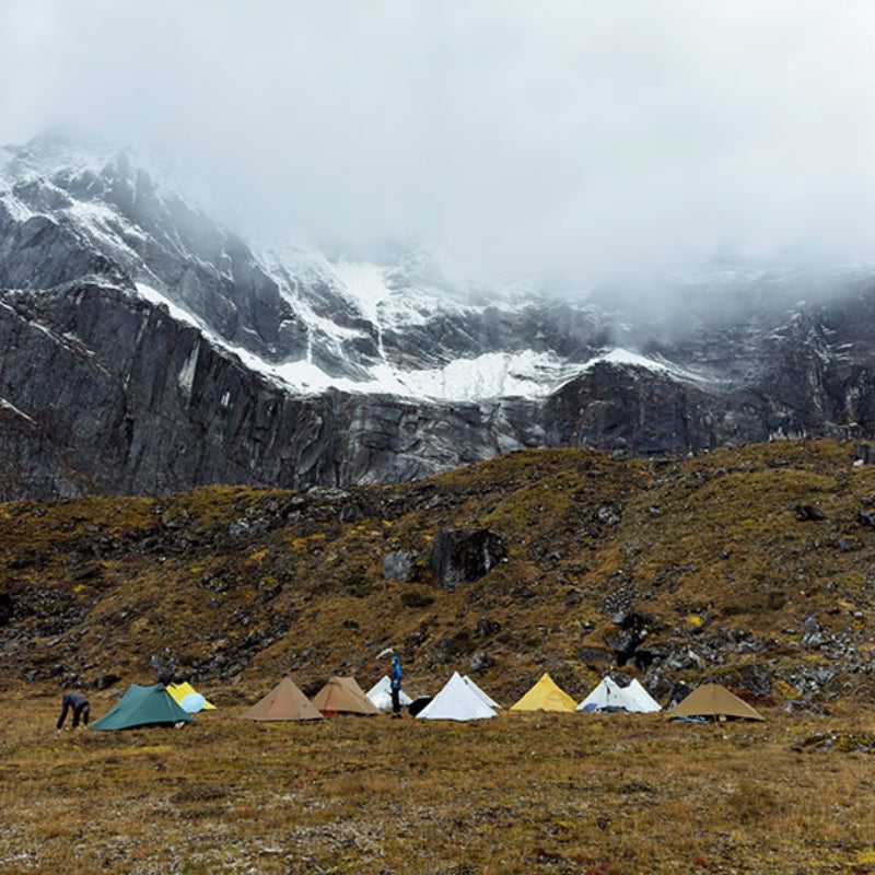Groupe de tentes ultra légères au pied des montagnes - Lanshan 2 4 saisons