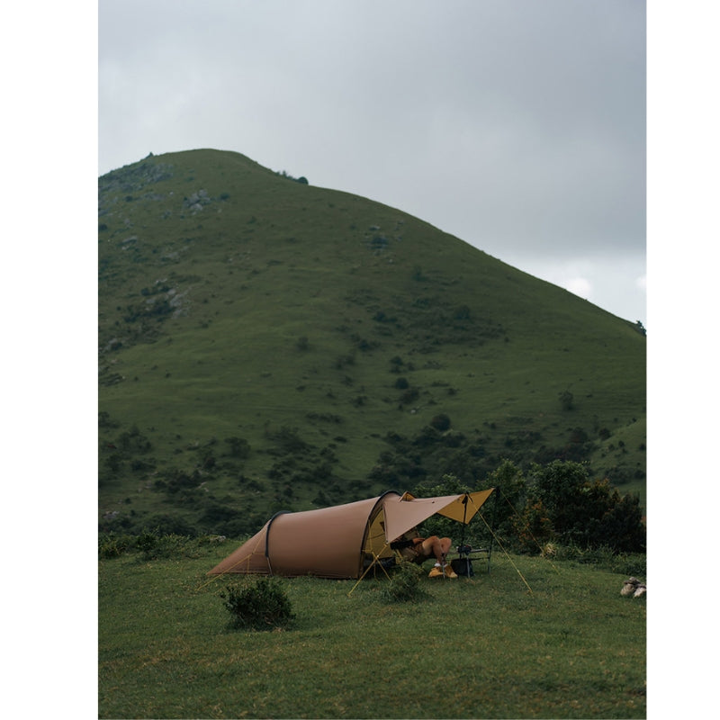 Tente tunnel 2 places au pied d'une montagne