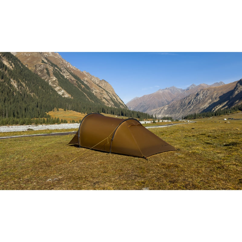 Tente tunnel 2 places au pied d'une montagne rocheuse - Tente tunnel 4 saisons