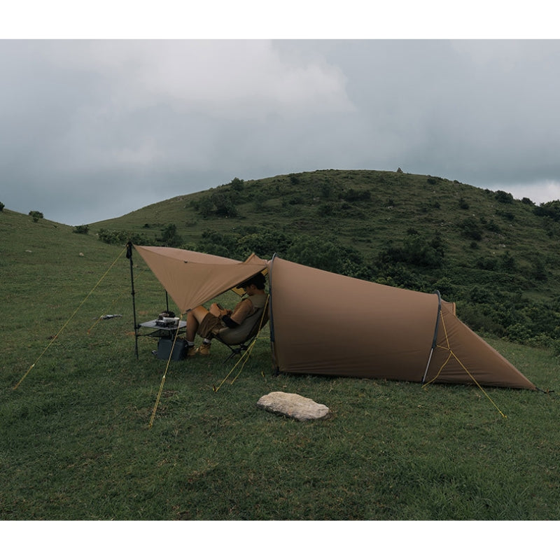 Jeune campeur avec tente tunnel 4 saisons Taihang 2 kaki