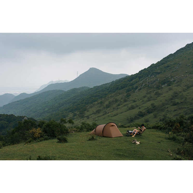 Jeune campeur avec tente 4 saisons Taihang 2 kaki sur les collines