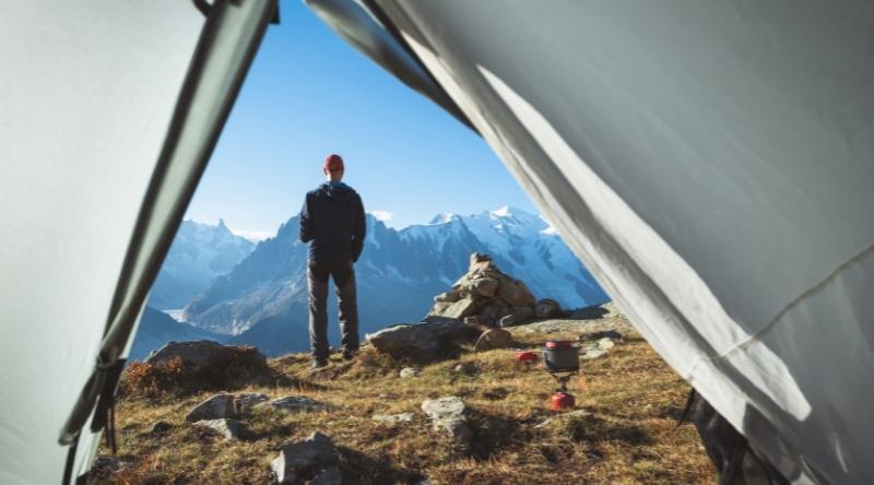 Café matinal en camping - Vue sur les montagnes