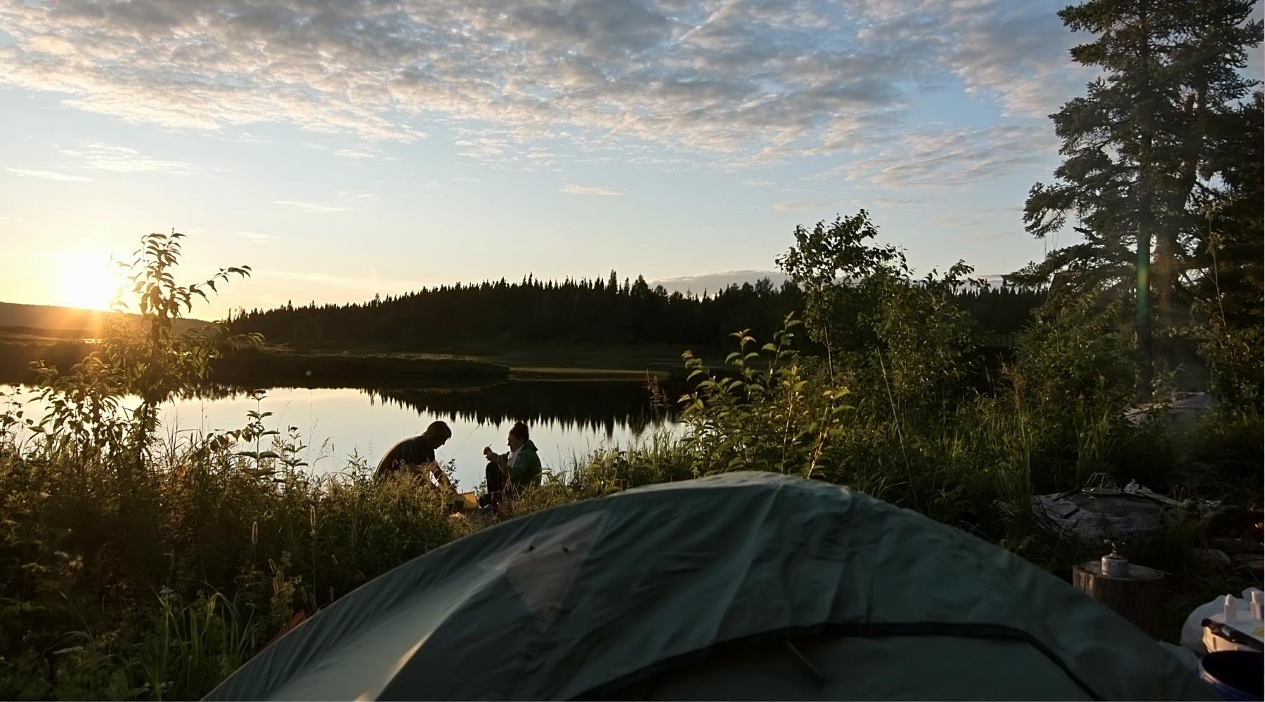 Tente de camping sur le bord d'une rivière - Couple en camping sauvage