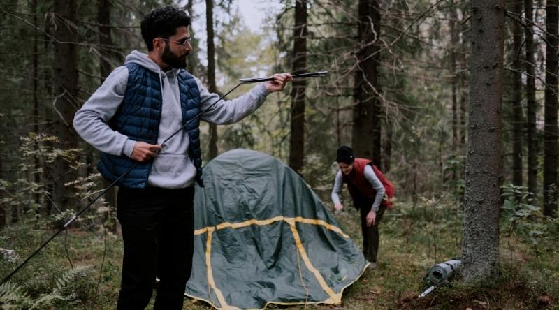 Montage d'une tente autoportante - Couple en camping dans la forêt
