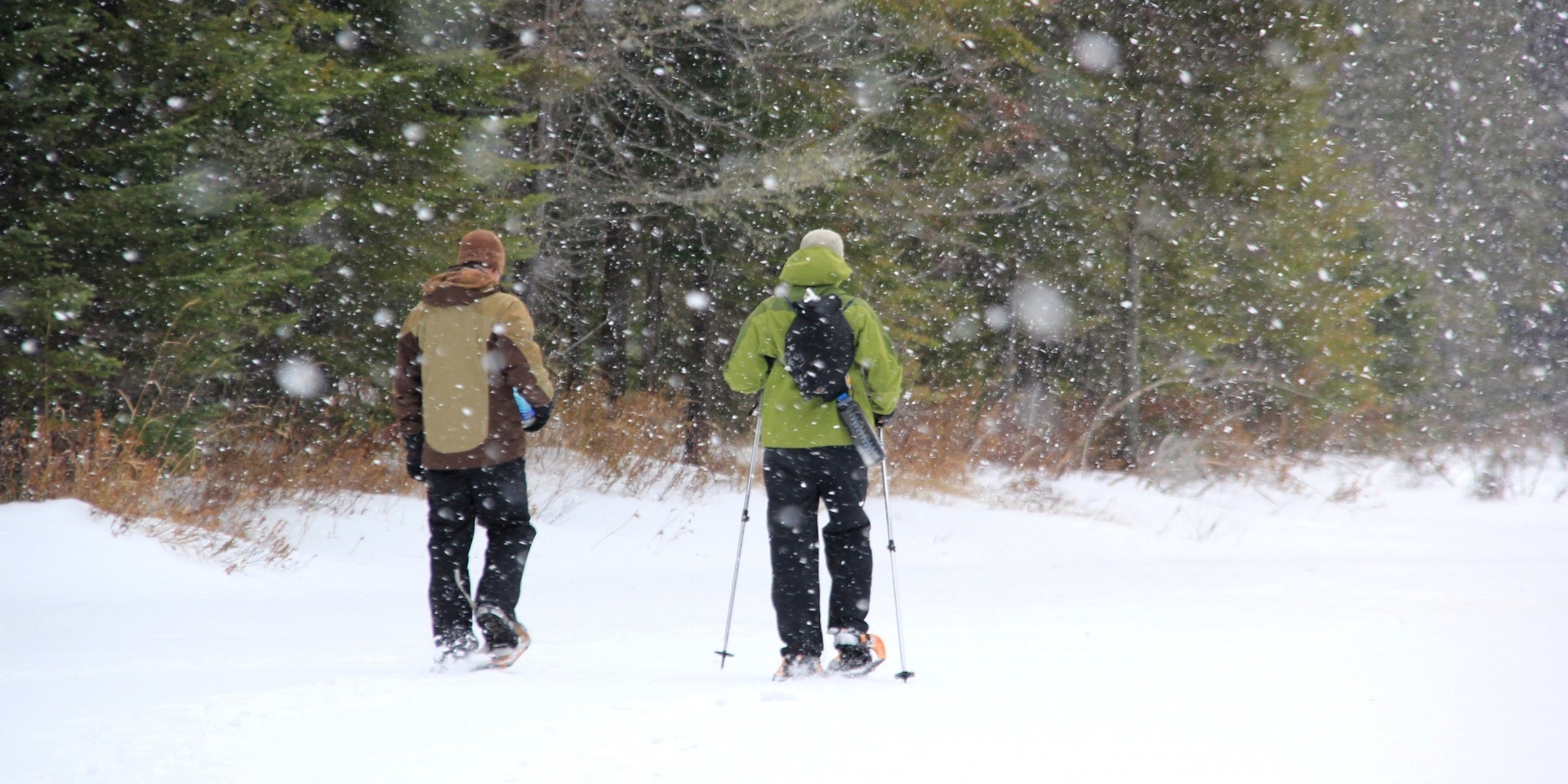 Deux randonneurs en raquettes sous la neige qui tombe - Koksoak Outdoor