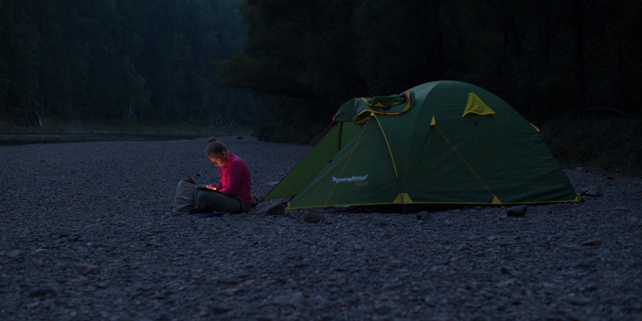 Tente 3 places verte sur site de campement en rivière sur plage de galets - Koksoak Outdoor
