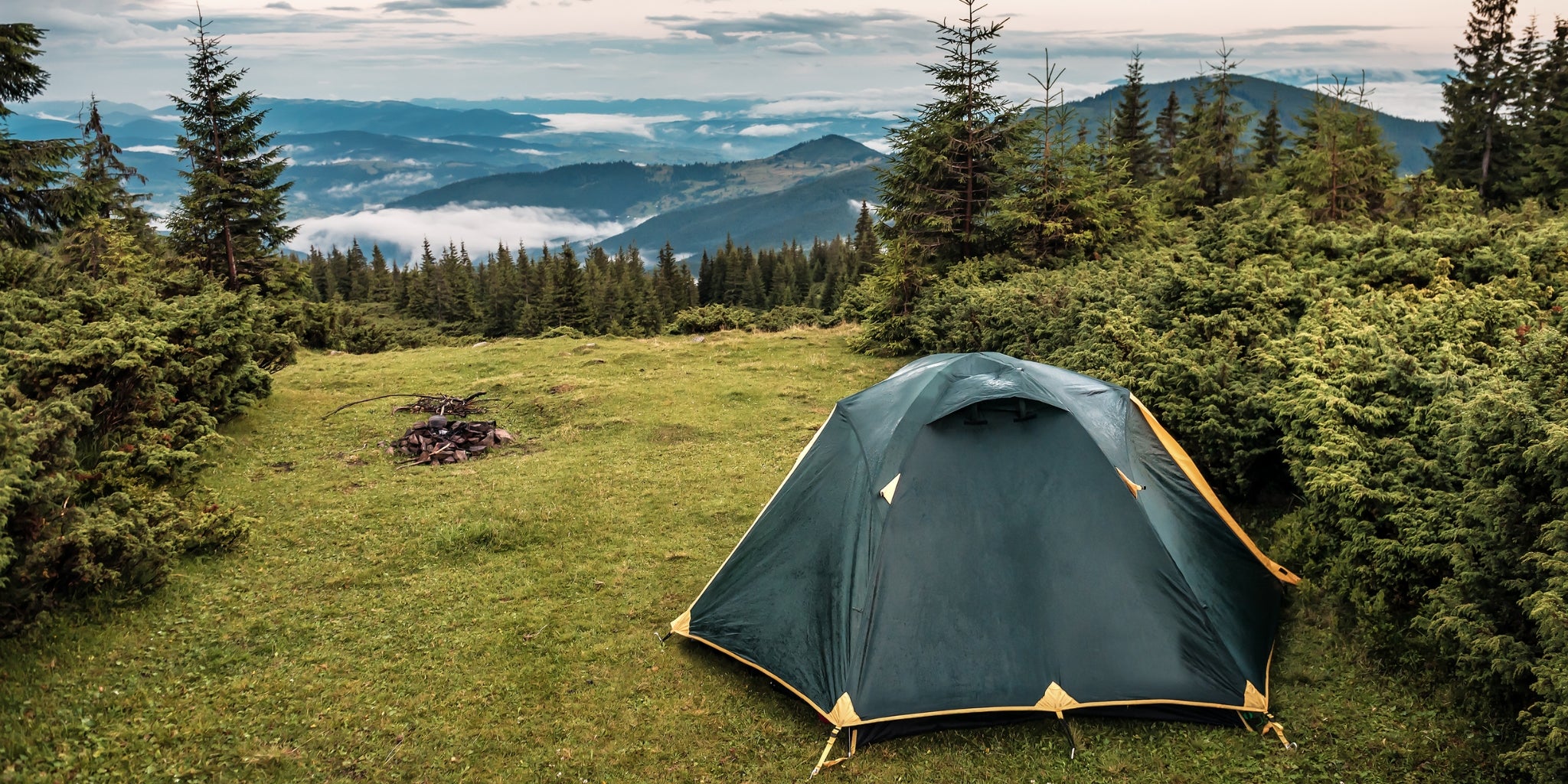 Tente verte 4 saisons autoportante au sommet d'une montagne et feu de camp