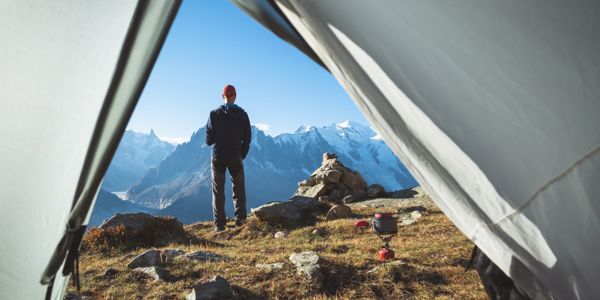 Café au petit matin en camping avec vue sur les montagnes rocheuses - Tente ultra légère au sommet d'une montagne - Koksoak Outdoor