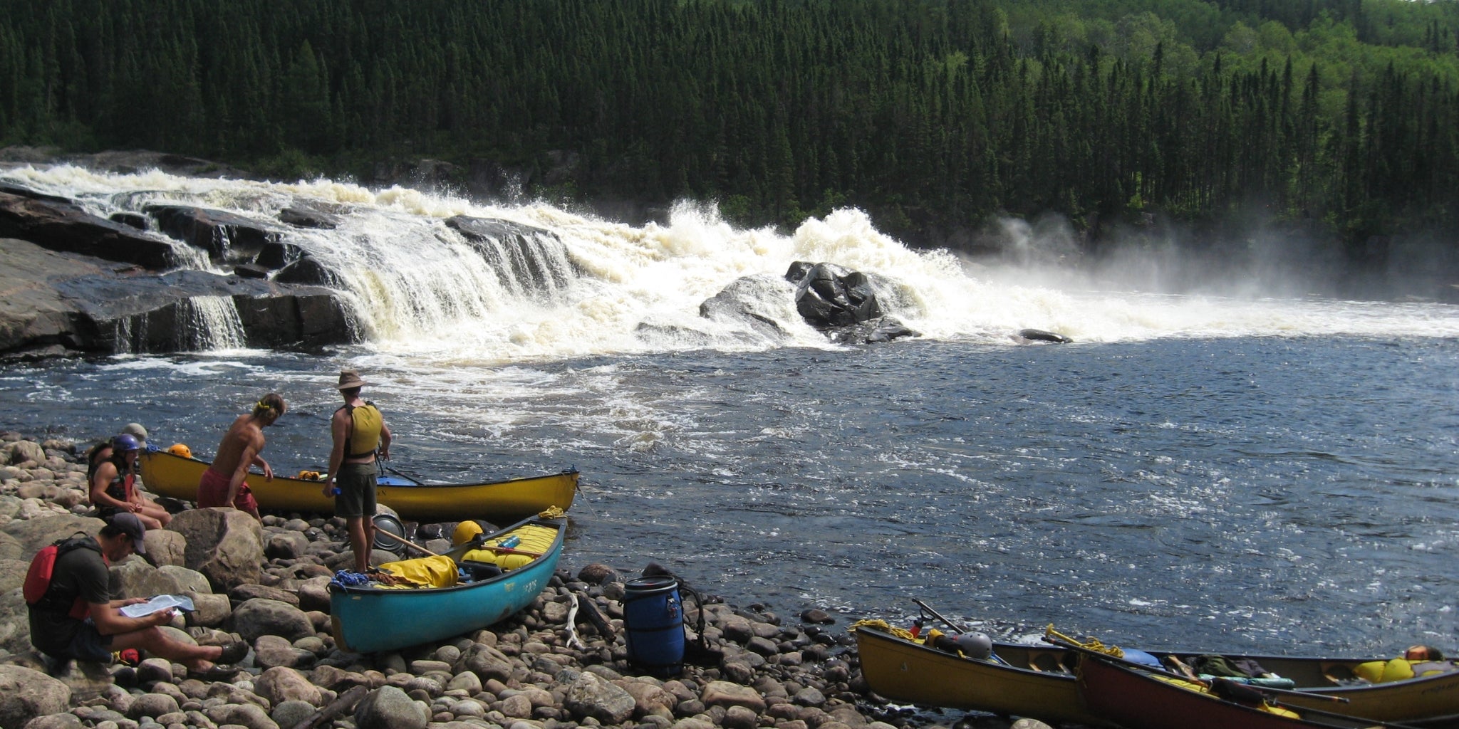 Canot camping sur la rivière Ashuapmushuan - Canot duo - Expédition de canot