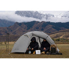 Couple dans une tente 2 places ultra légère - Taiji 2 grise de 3F UL Gear