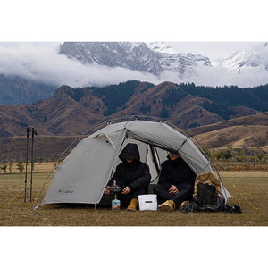 Couple dans une tente 2 places ultra légère - Taiji 2 grise de 3F UL Gear