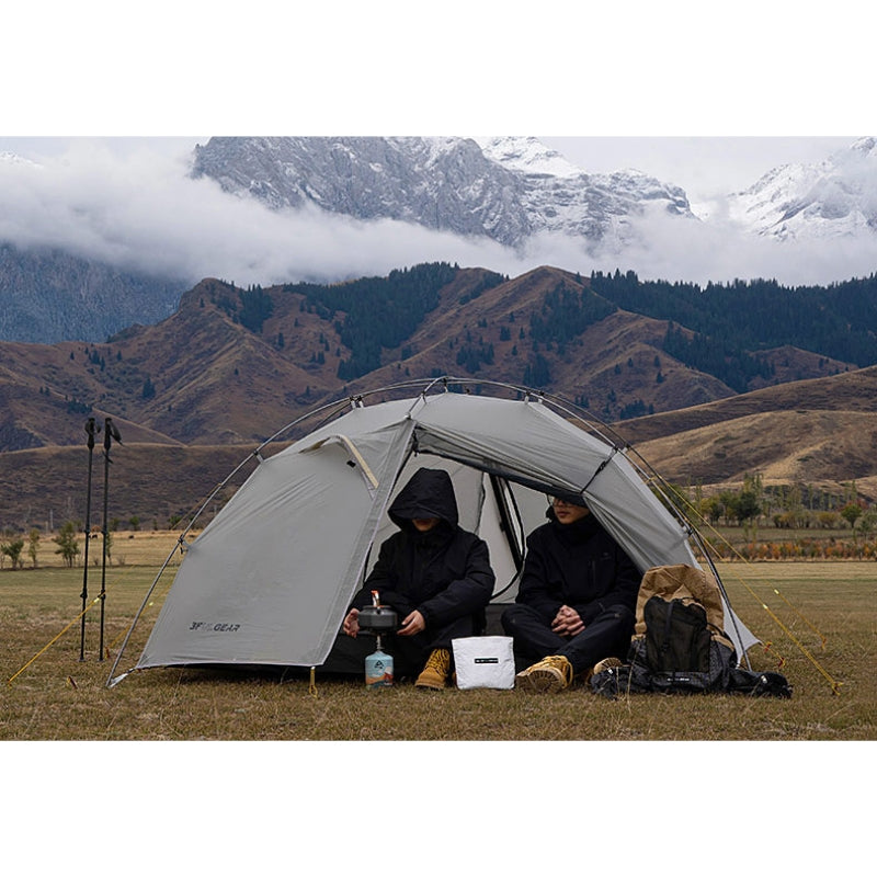 Couple dans une tente 2 places ultra légère - Taiji 2 grise de 3F UL Gear