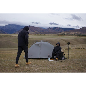Couple dans la Taiji 2 grise de 3F UL Gear - Tente 4 saisons 2 places devant montagnes rocheuses - Tente autoportante