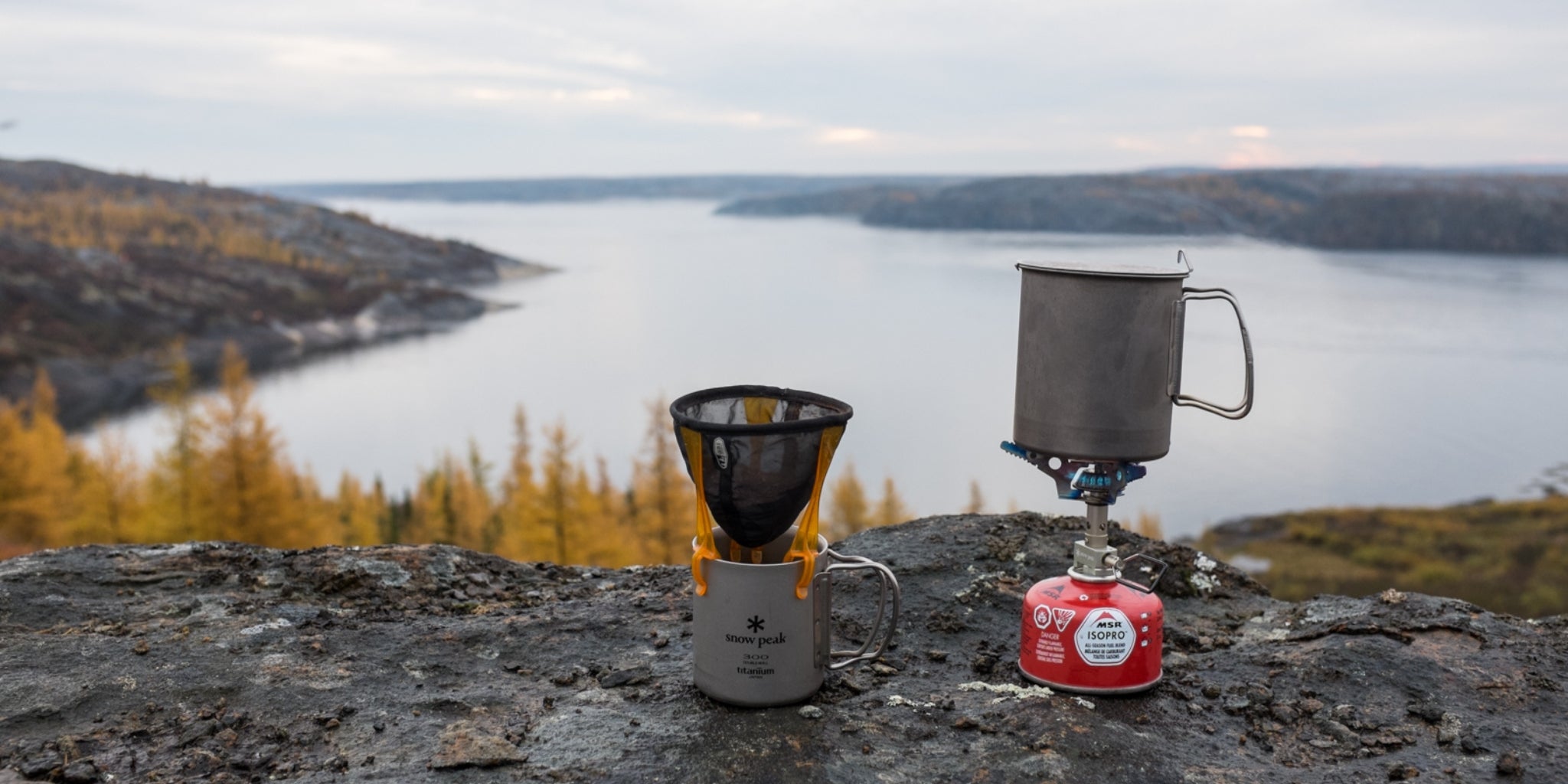 Réchaud MSR et tasse Snow Peak avec vu sur la rivière Koksoak