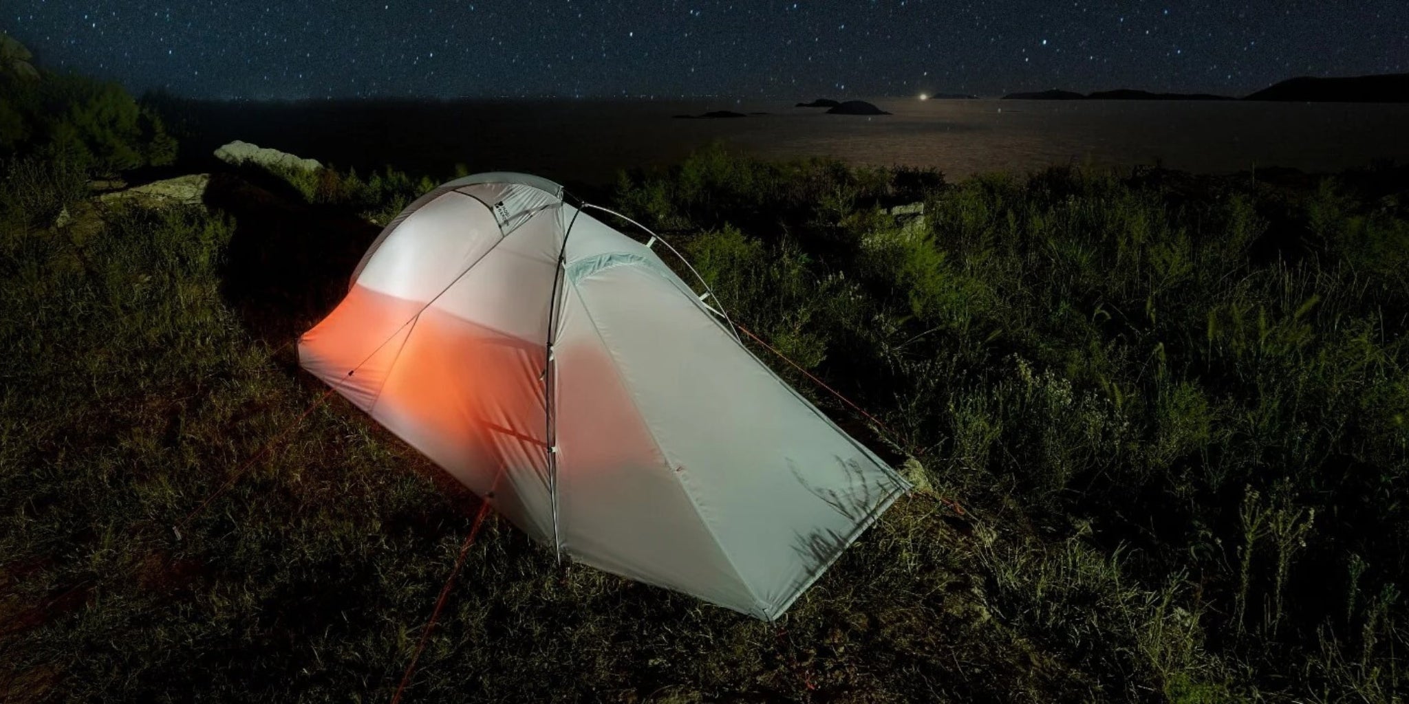 Tente solo dans l'herbe la nuit - Tente 1 place ultra légère EXO 1 blanche de Mobi Garden - Tente Koksoak