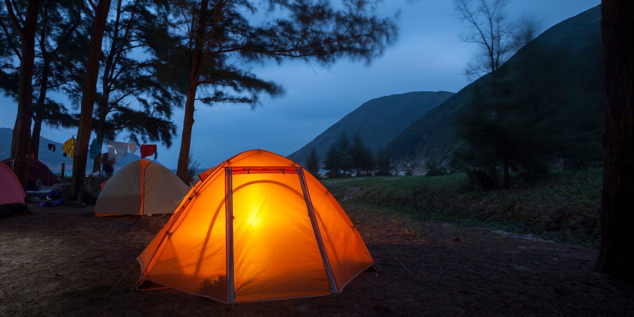 Tente dôme orange éclairée de l'intérieur - Tente 2 places dans la nuit avec vue sur les montagnes - Koksoak