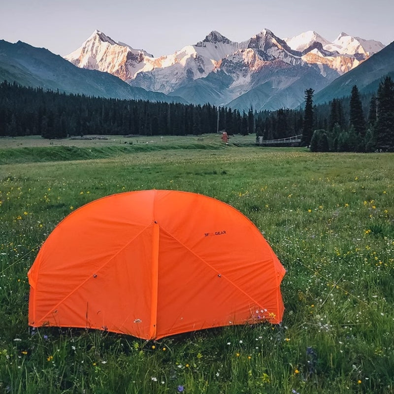 Tente 2 places autoportante ultra légère dans une vallée - Tente ultra légère Cloud 2 orange de 3F UL Gear