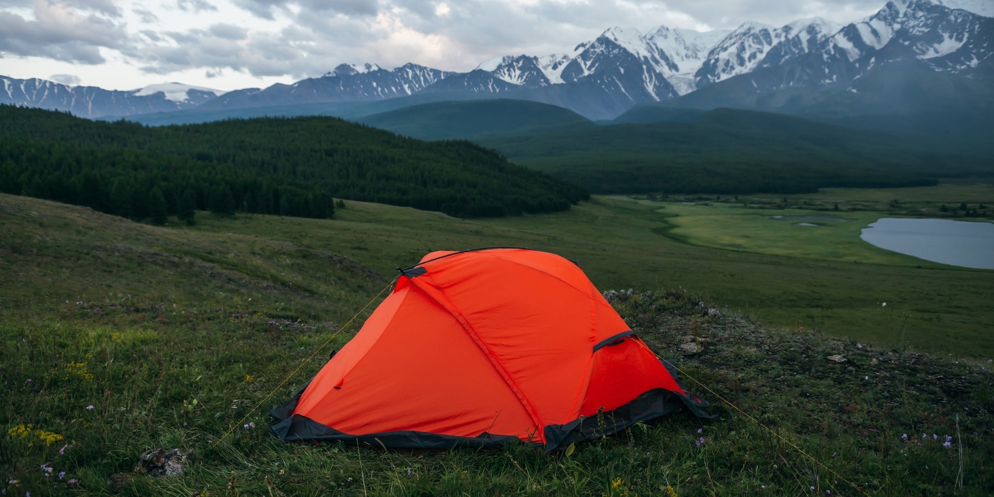 Tente autoportante orange dans une vallée près d'un lac et face aux montagnes rocheuses - Tente dôme 2 places