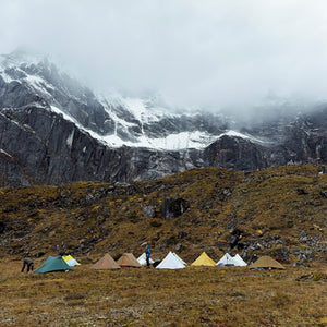 Groupe de tentes ultra légères au pied des montagnes - Lanshan 2 4 saisons