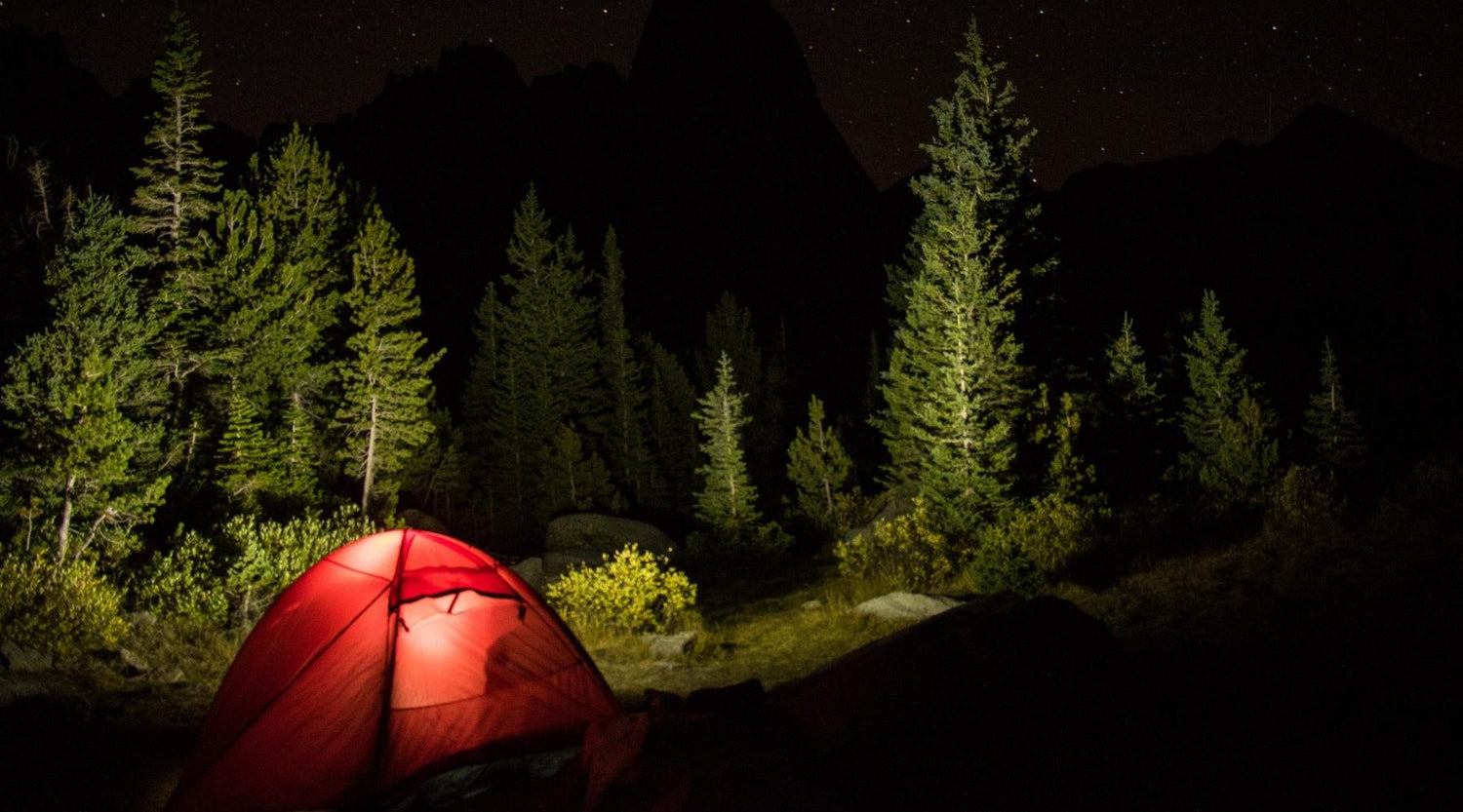 Tente rouge la nuit - Lampe pour tente de camping