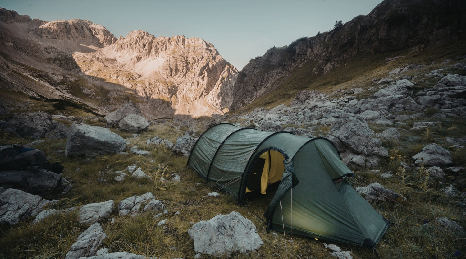 Tente tunnel 2 places verte dans les montagnes rocheuses
