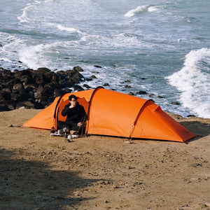 Campeur sur la plage avec Tente tunnel 2 places - Tente Taihang 2 MAX orange de 3F UL Gear - Tente Koksoak Outdoor