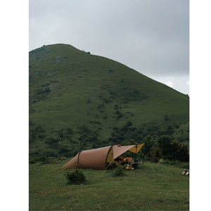 Tente tunnel 2 places au pied d'une montagne