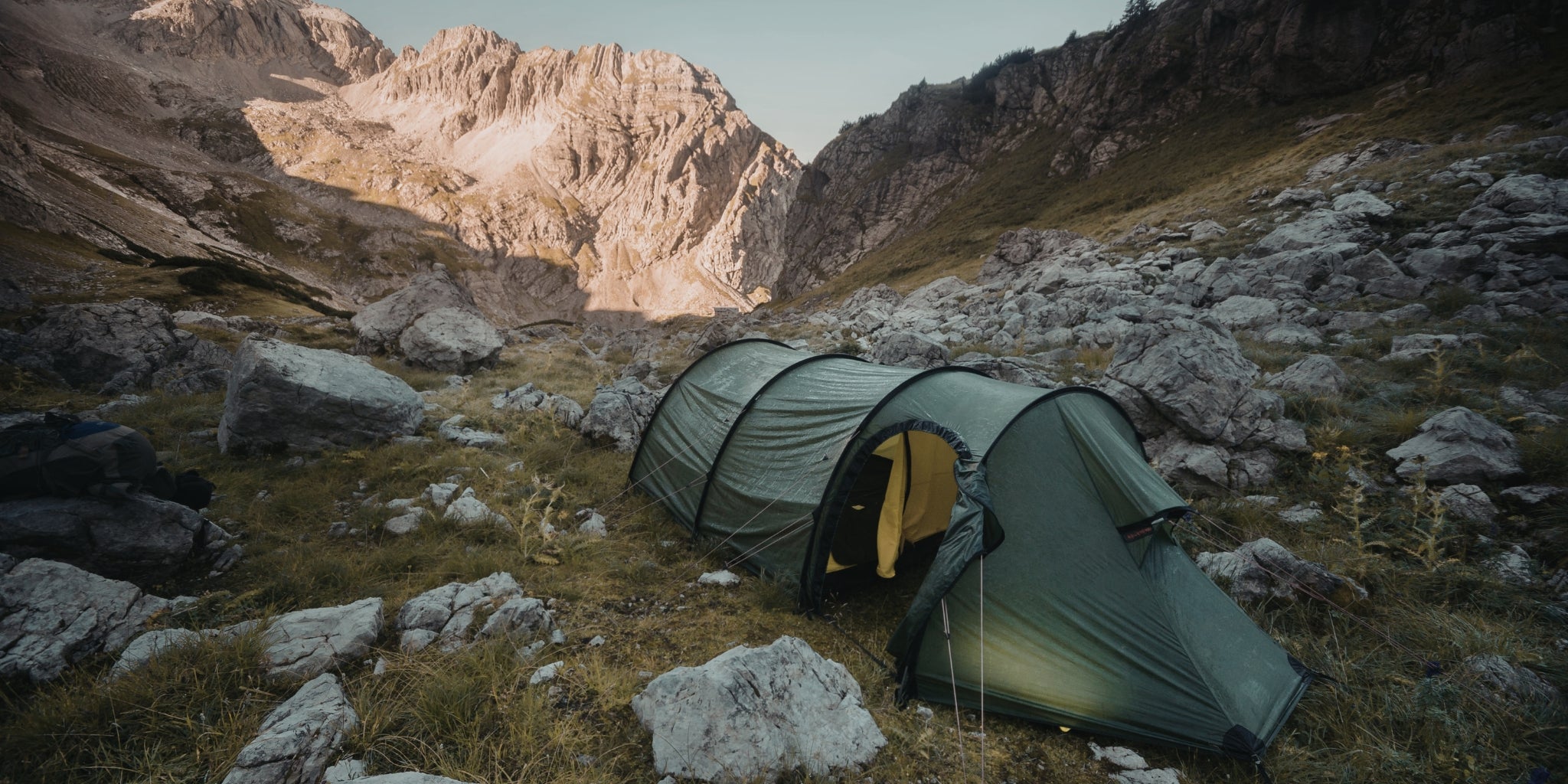 Tente tunnel 3 places verte dans les rocheuses