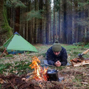 Tente Lanshan 1 en forêt avec feu de camps