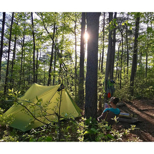 Femme en camping - Tente 2 places ultra légère - Lanshan 2 de 3F UL Gear - Tente Koksoak Outdoor