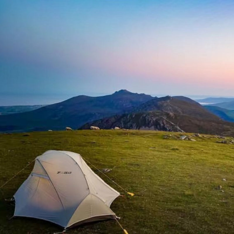 Tente Ultra Légère 1 place au sommet d'une montagne - Cloud 1 grise de 3F UL Gear - Tente Koksoak Outdoor