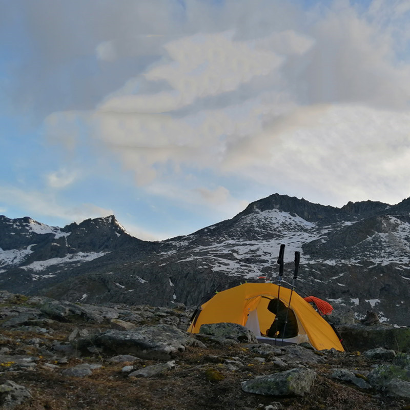 Tente Ultra Légère 2 places au sommet d'une montagne - Tente Crescent 2 jaune - Koksoak Outdoor