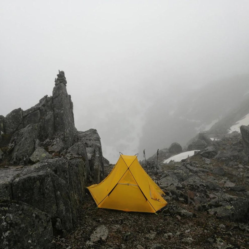 Tente Ultra Légère 2 places au sommet d'une montagne - Tente Crescent 2 jaune - Koksoak Outdoor