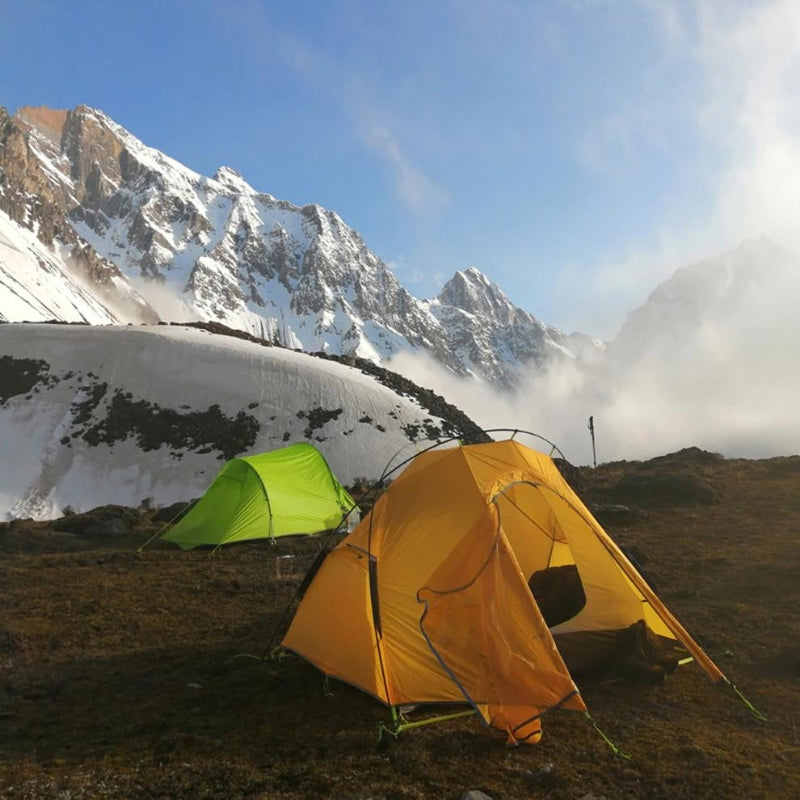 Tente Ultra Légère 2 places au sommet d'une montagne - Tente Crescent 2 jaune - Koksoak Outdoor