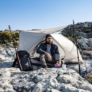 Tente 2 places autoportante Naturehike VIK 2 au sommet d'une montagne - Tente de randonnée mono paroi - Tente 2 places Ultra Légère - Homme dans une tente - Koksoak Outdoor