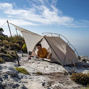 Tente 1 place Naturehike VIK 1 au sommet d'une montagne - Tente de randonnée mono paroi - Tente 1 place Ultra Légère - Femme dans une tente - Koksoak Outdoor