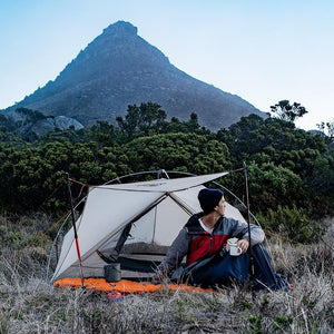 Tente 1 place Naturehike VIK 1 au sommet d'une montagne - Tente de randonnée mono paroi - Tente 1 place Ultra Légère - Homme dans une tente - Koksoak Outdoor